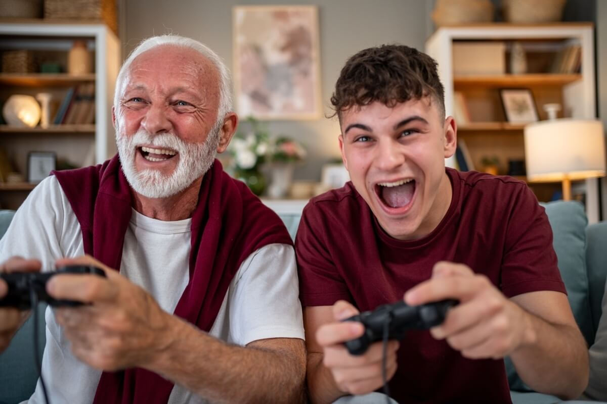 un grand-père et son petit-fils jouant à un jeu vidéo ©Migma__Agency/Shutterstock