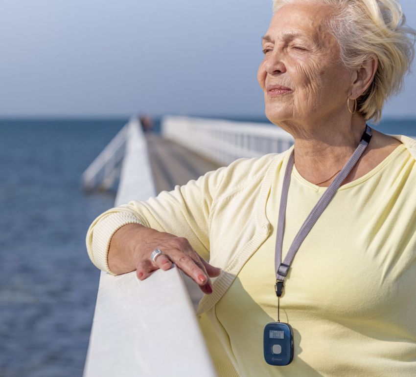 Le pendentif alarme pour personnes âgées - La téléassistance