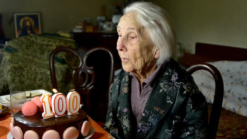 Femme âgée fêtant son 100e anniversaire  ©Shutterstock