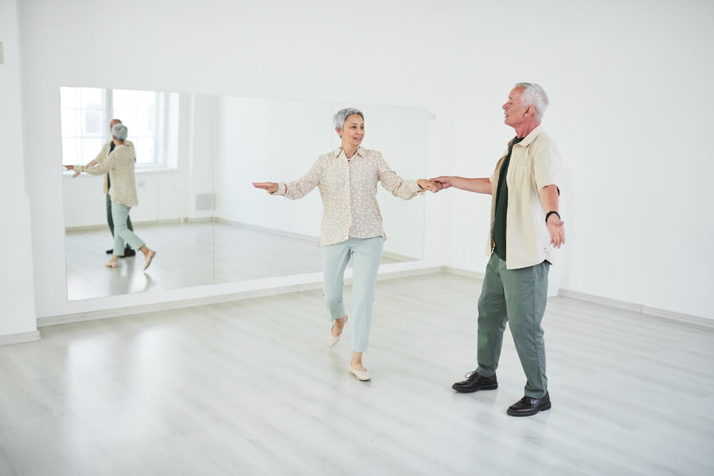 Seniors platiquant la danse ©Shutterstock