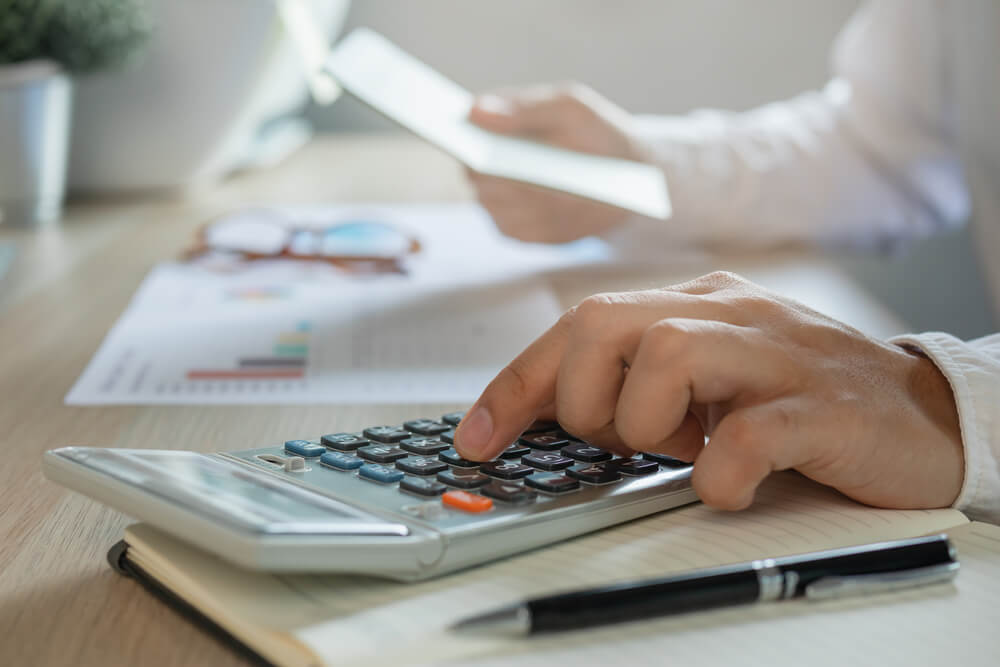 calcul de frais bancaires ©Shutterstock