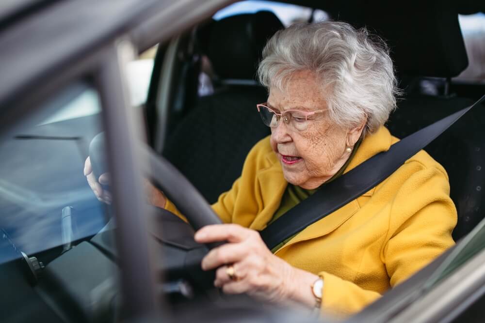 Femme âgée au volant de sa voiture ©Shutterstock