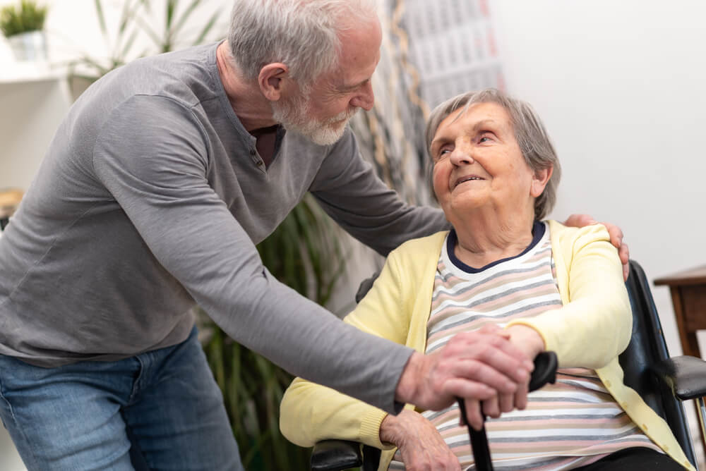 Fils aidant sa mère âgée ©Shutterstock