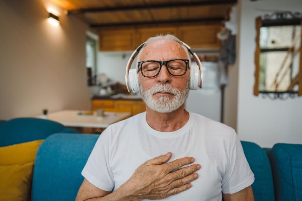 Homme en train de méditer ©Shutterstock