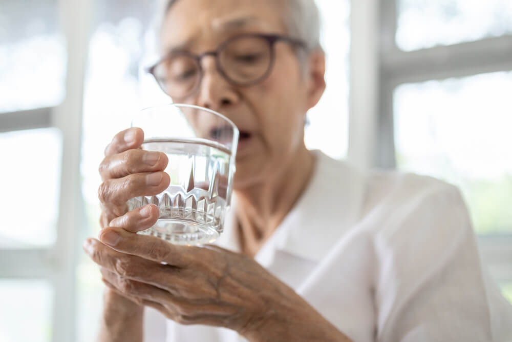 Femme âgée atteinte de Parkinson ©Shutterstock