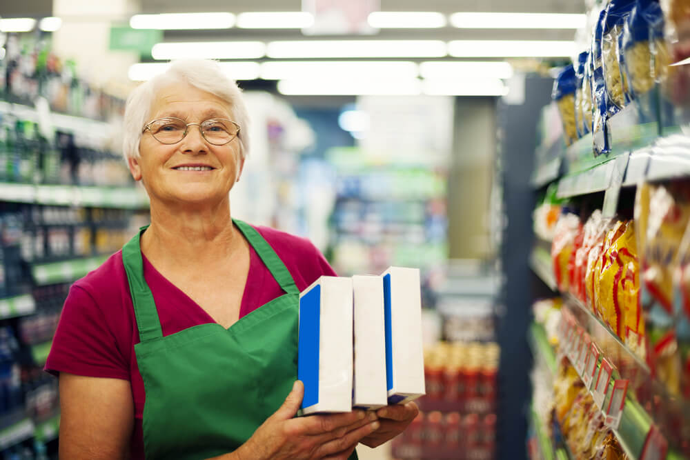 Salariée Senior Grande Distribution ©Shutterstock