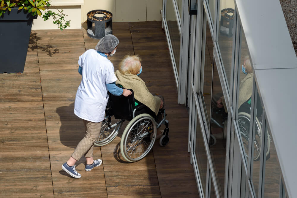 Personne âgée dépendante dans un EHPAD ©Shutterstock