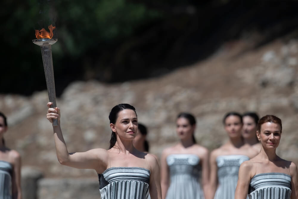 Transmission de la flamme olympique en Grèce le 15 avril 2024 ©Shutterstock