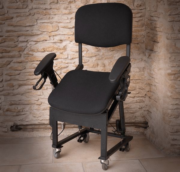 Alyzée : deux jeunes de 24 ans lancent une chaise pour se relever et s'asseoir plus facilement Alyzée : deux jeunes de 24 ans lancent une chaise pour se relever et s'asseoir plus facilement