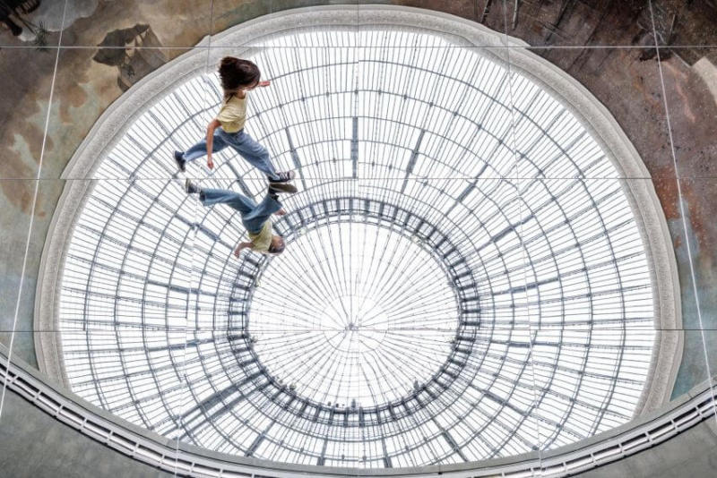 “Le monde comme il va”, Bourse de Commerce – Pinault Collection, Paris, 2024. © Tadao Ando Architect & Associates, Niney et Marca Architectes, agence Pierre-Antoine Gatier. Photo: Florent Michel/11h45/Pinault Collection. © Kimsooja/ADAGP, Paris, 2024.