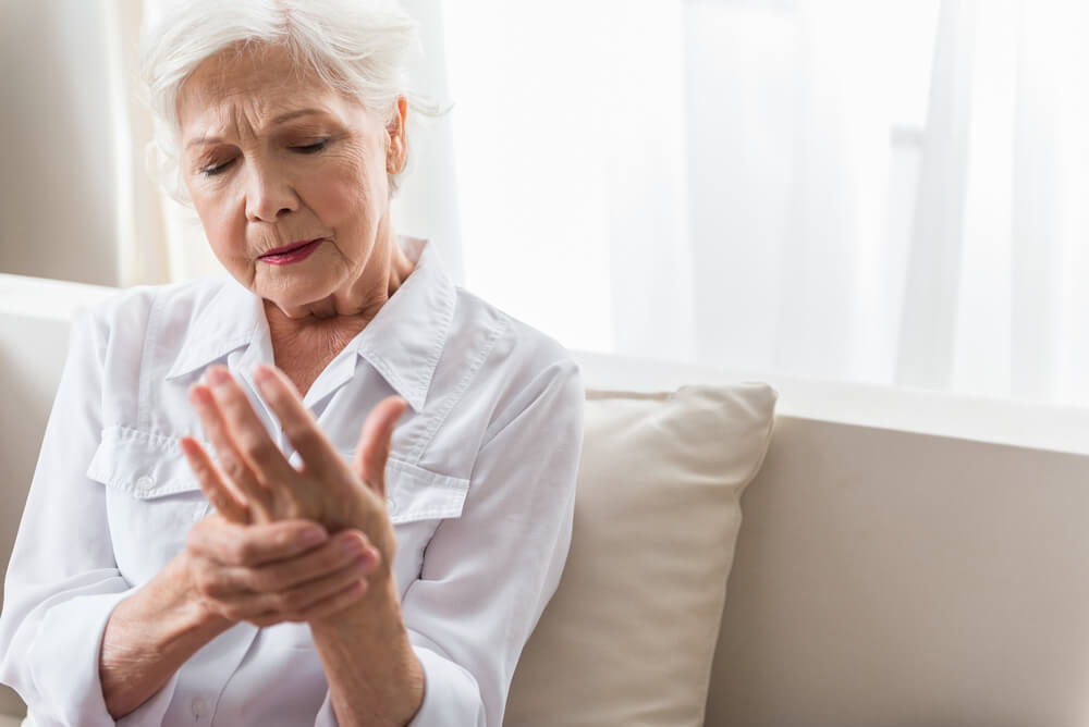 Femme senior souffrant d'arthrite ©Shutterstock
