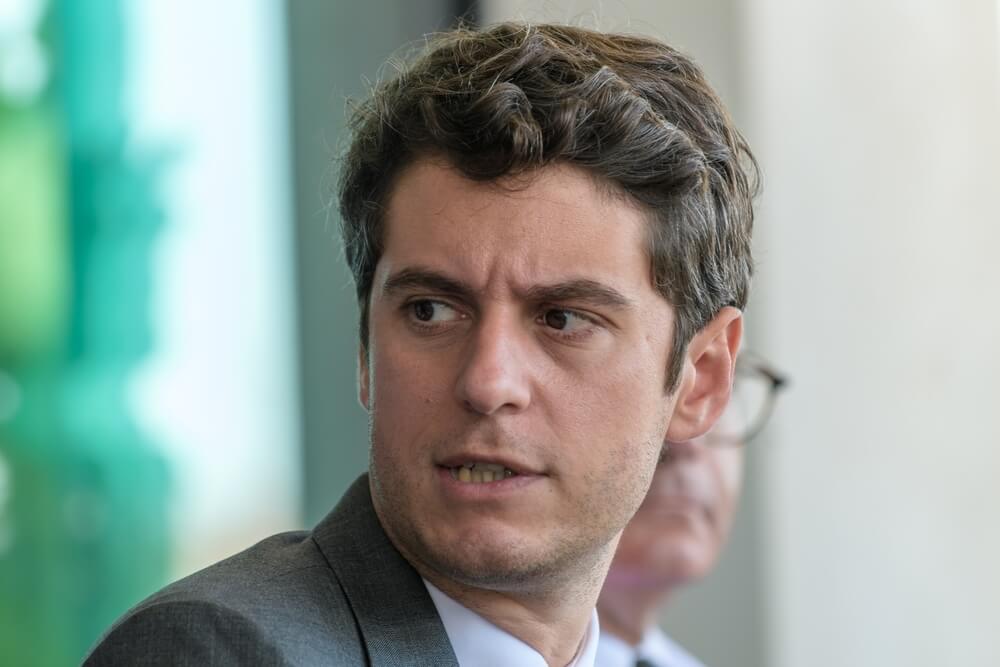 Le Premier ministre Attal en pleine tempête suite à la dissolution ©Shutterstock Le Premier ministre Attal en pleine tempête suite à la dissolution ©Shutterstock