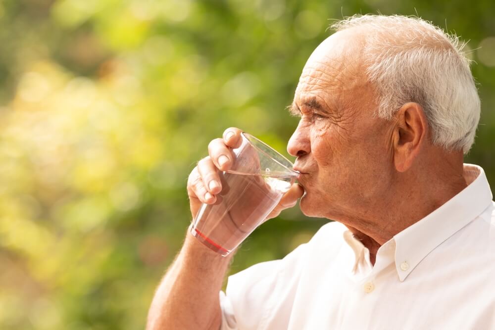 Homme âgée se réhydratant©SHutterstock Homme âgée se réhydratant©SHutterstock
