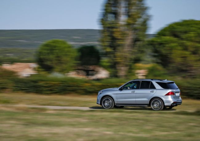 Le GLE est nettement plus imposant sur la route