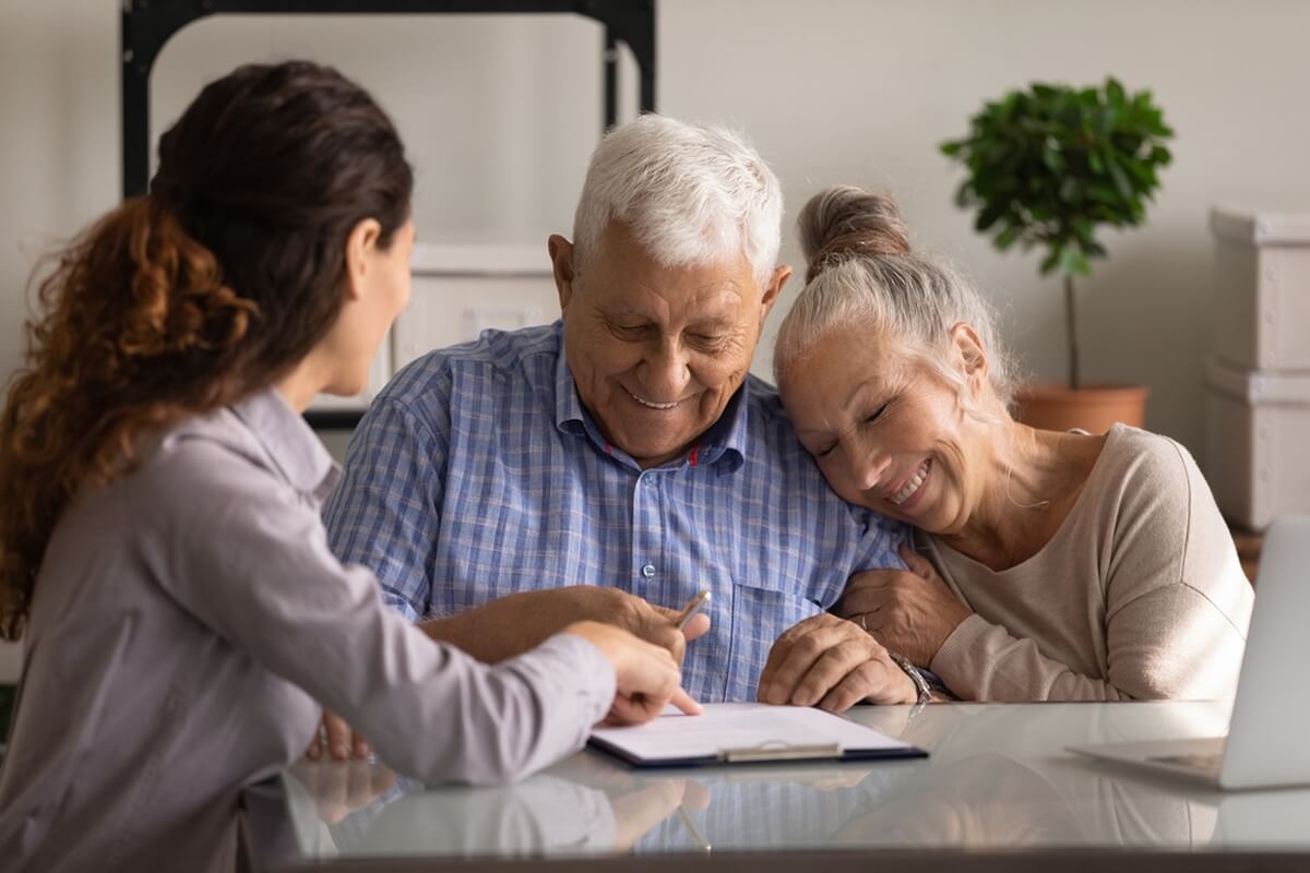Couple de seniors signant un prêt viager hypothécaire © fizkes/Shutterstock