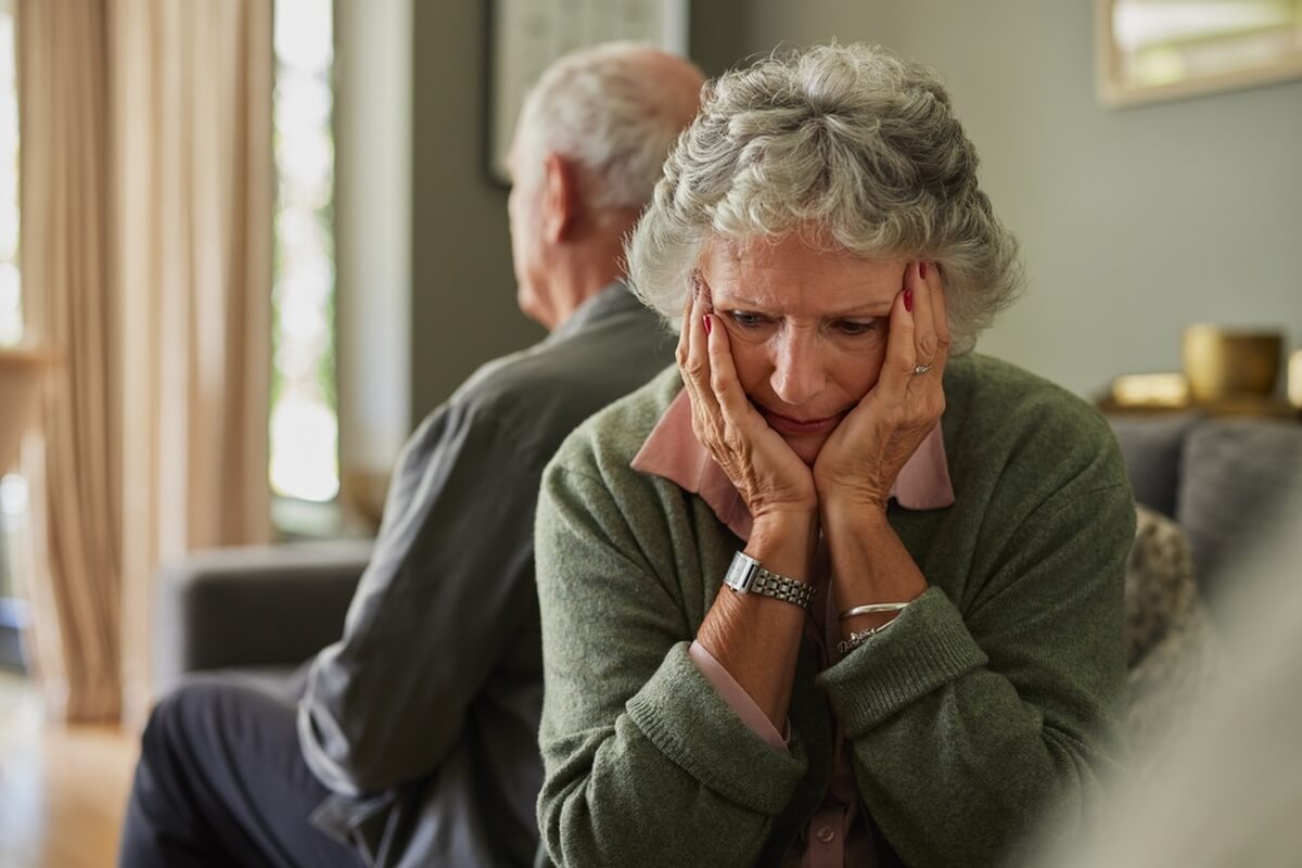 Femme senior vivant avec un homme atteint d'Alzheimer © Rido/Shutterstock