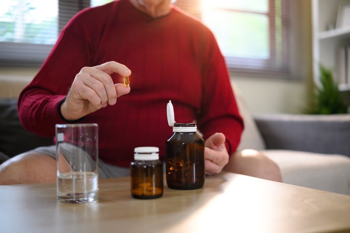Homme âgé se supplémentant en vitamine D © Prathankarnpap/Shutterstock