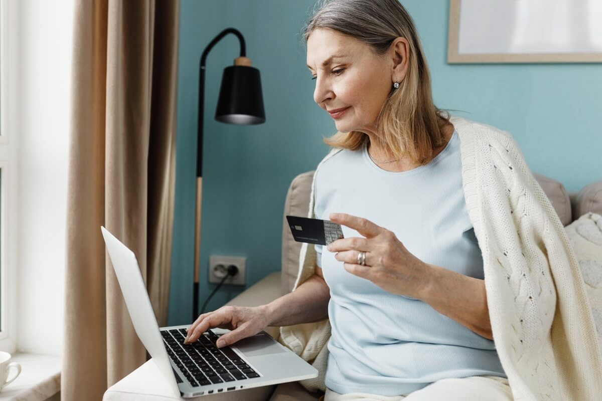 Femme senior faisant des achats en ligne © shurkin_son/Shutterstock