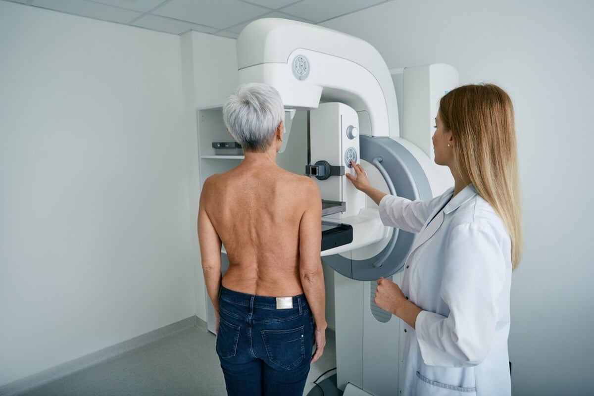 Femme senior réalisant une mamographie © Peakstock/Shutterstock