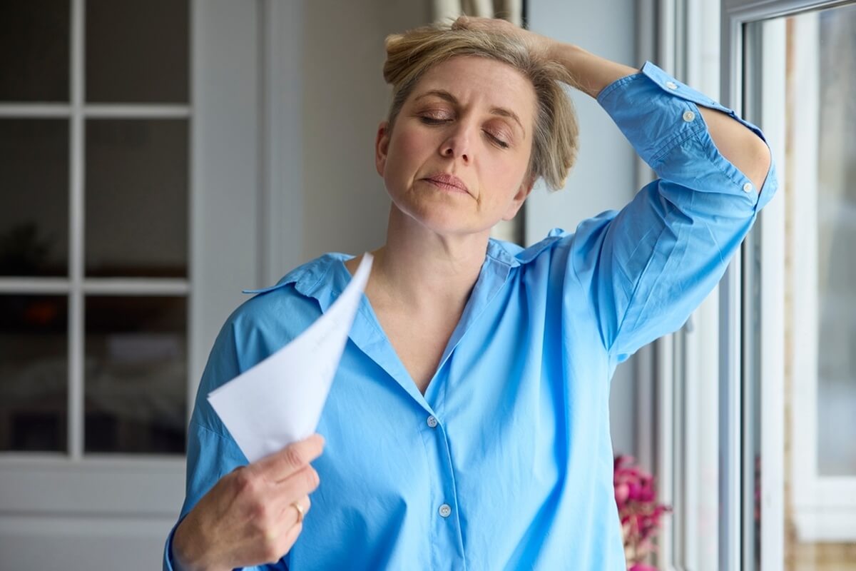 Femme souffran des effets de la ménaupose ©SpeedKingz/Shutterstock