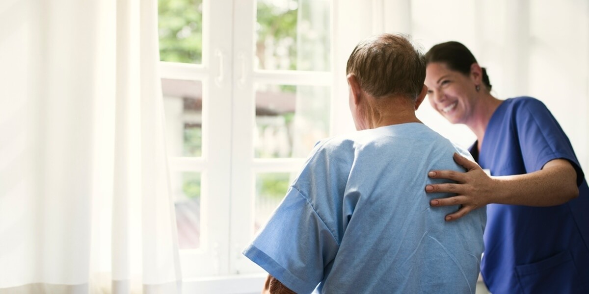 Homme agé en Ehpad avec une soignante © Rawpixel.com/Shutterstock Homme agé en Ehpad avec une soignante © Rawpixel.com/Shutterstock