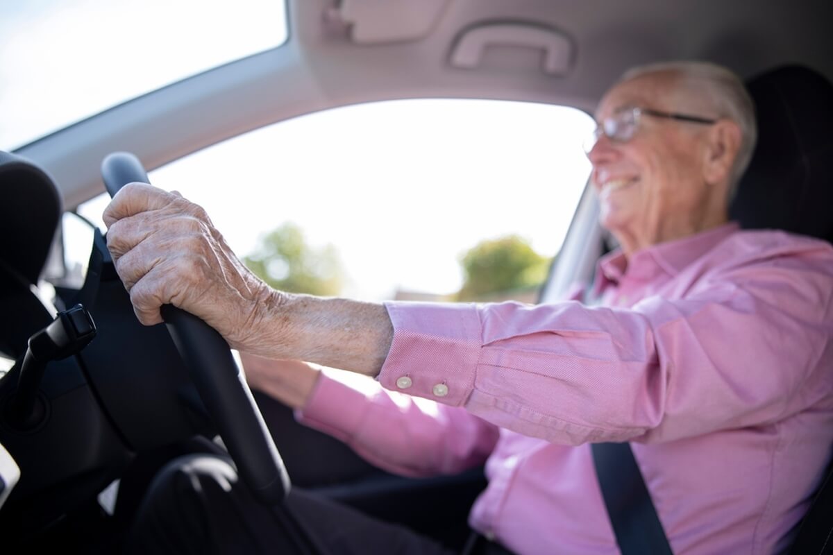 Conducteur seniors au volant de sa voiture © Daisy Daisy/Shutterstock Conducteur seniors au volant de sa voiture © Daisy Daisy/Shutterstock