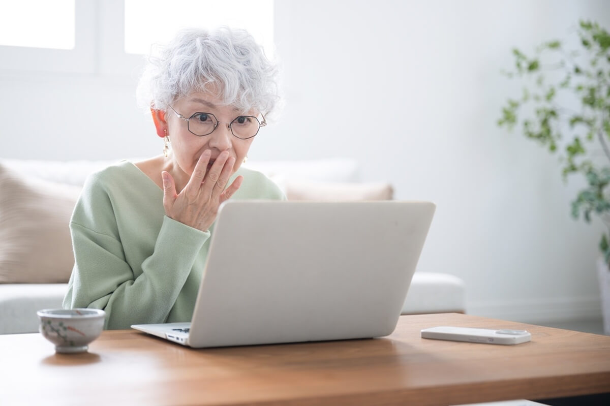 Femme senior se rendant compte qu'elle vient de se faire arnaquer © kapinon.stuio/Shutterstock Femme senior se rendant compte qu'elle vient de se faire arnaquer © kapinon.stuio/Shutterstock