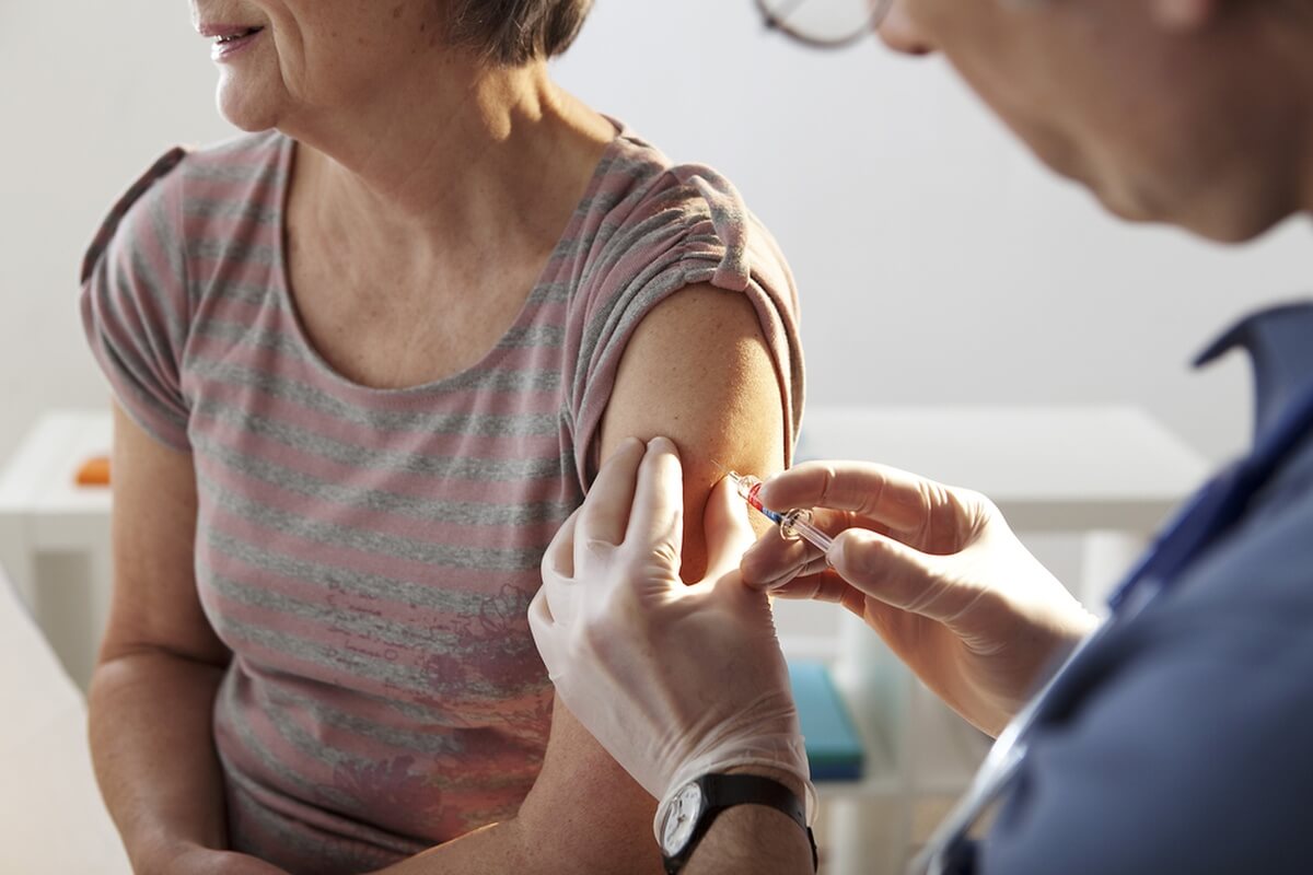 Femme senior se faisant vacciner contre la grippe © Image Point Fr/Shutterstock Femme senior se faisant vacciner contre la grippe © Image Point Fr/Shutterstock
