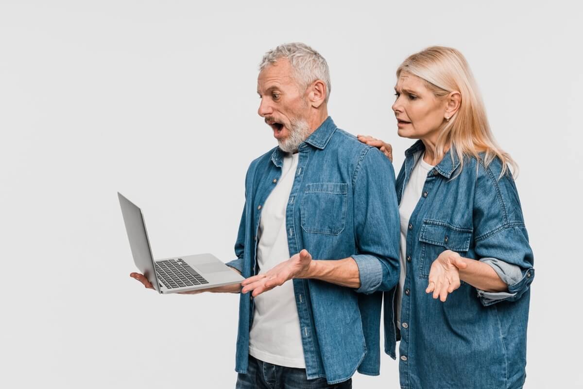 Couple senior mécontent en apprenanr la hausse future de leur taxe foncière © Inside Creative House/Shutterstock