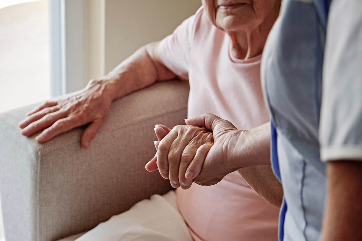 Une femme mûre dans un établissement de soins © evrymmnt/Shutterstock