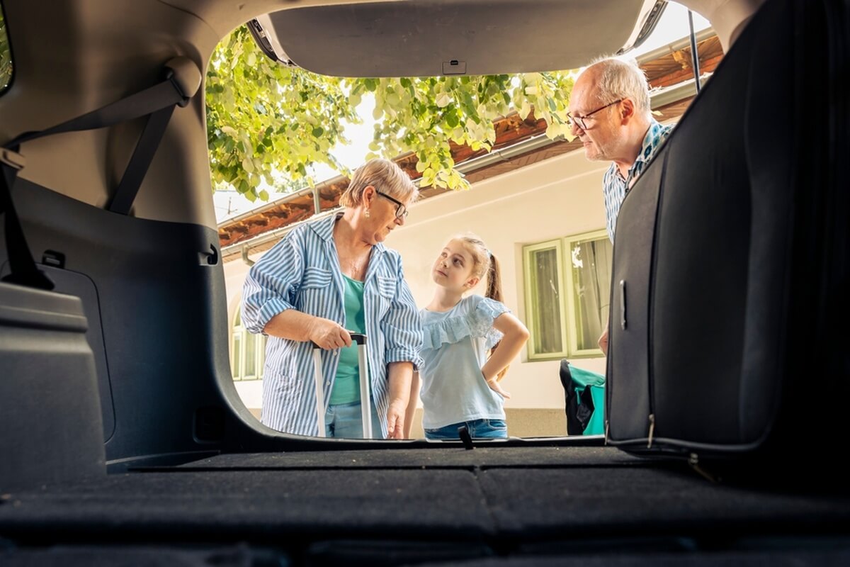 Grand-parents partant en vacances avec leur petite-fille © DC Studio/Shutterstock