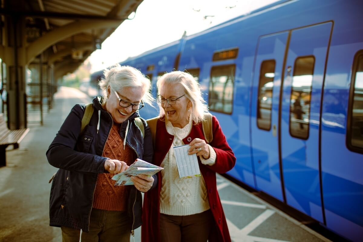 Deux amies senior voyageant avec la SNCF © Davor Geber/Shutterstock