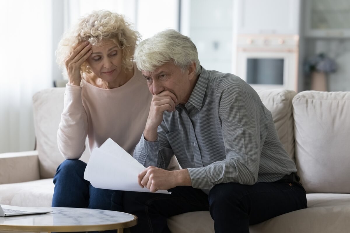 Couple de seniors dépités en découvrant le montant de leur pensions de retraite © fizkes/Shutterstock