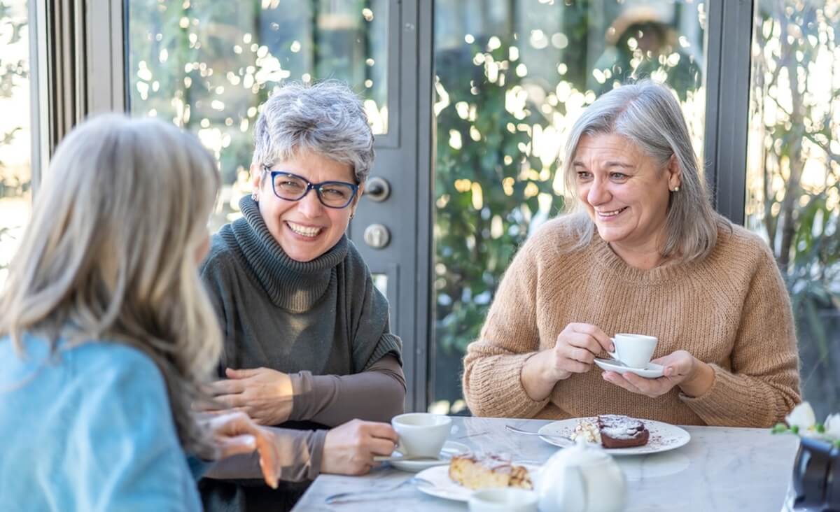Femmes seniors prenant un café © Andrea Vumbaca Photo/Shutterstock