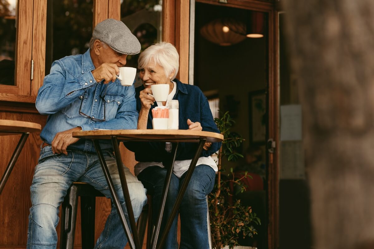 Couple senior prenant un café dans un bar © Jacob Lund/Shutterstock