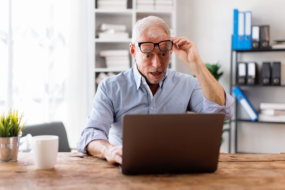 Senior stupéfait d'apprendre qu'une oeuvre de Picasso a été mise en loterie pour 100€ © David Gyung/Shutterstock