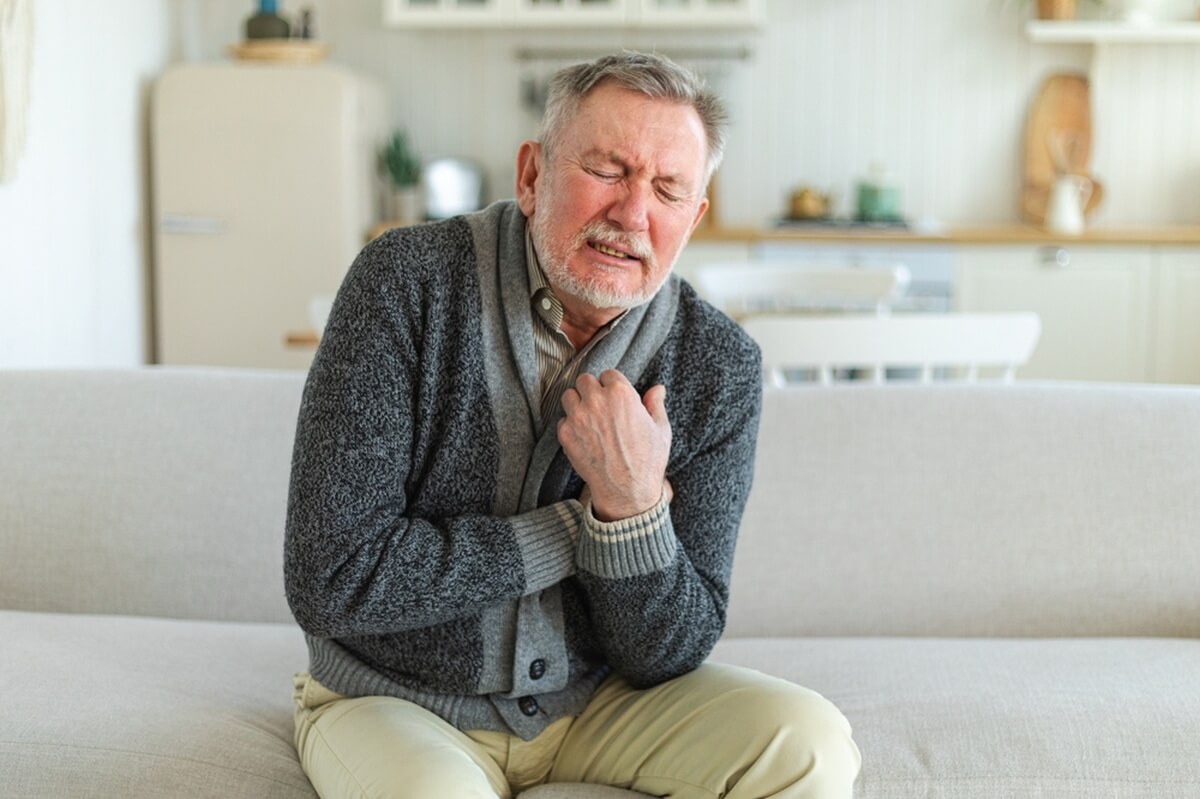 Homme senior ayant un infarctus du myocarde © Julia Zavalishina/Shutterstock