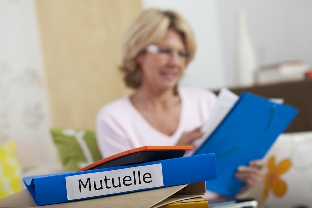 Femme senior en train de vérifier sa cotisation de mutuelle santé © Image Point Fr/Shutterstock