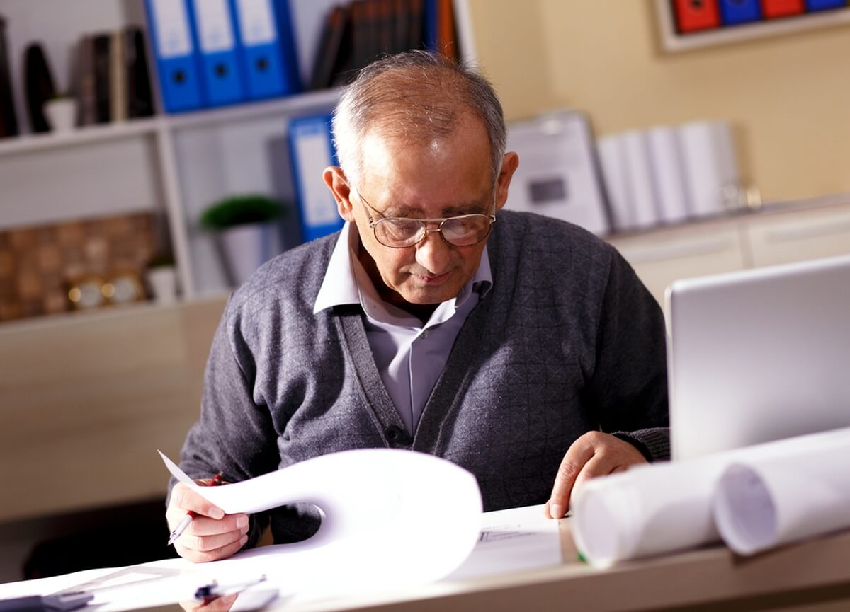 Vérification du nouveau taux de CSG sur la notification de retraite 2026 © Zoran Zeremski/Shutterstock