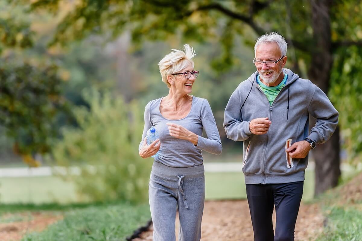 Couple de retraités pratiquant une activité physique pour préserver leur santé cardiovasculaire © Lordn/Shutterstock