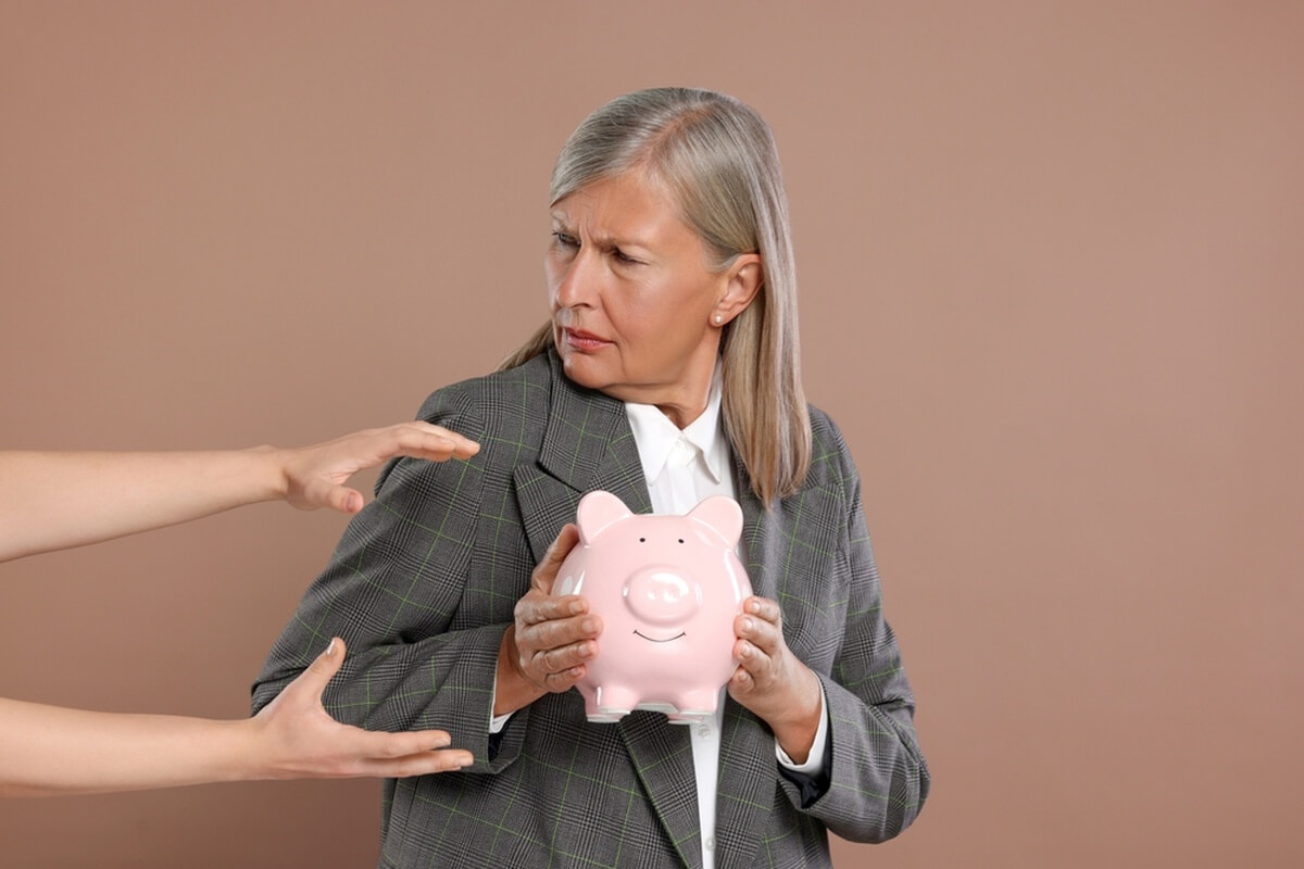 Seniors : attention aux arnaques pendant les fêtes de Noel © New Africa/Shutterstock