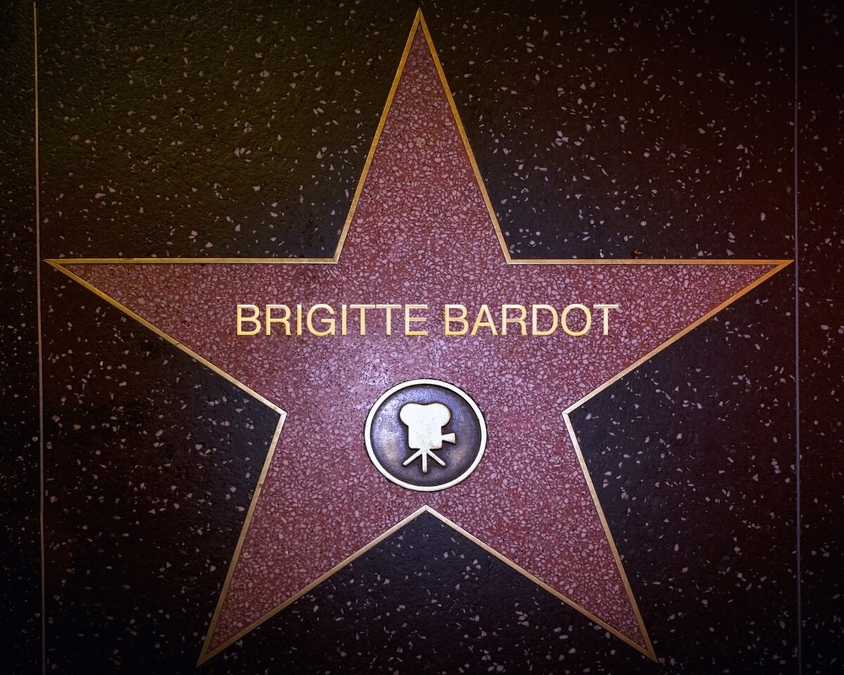 Los Angeles - 18 octobre 2025 : L'étoile de Brigitte Bardot sur le Walk of Fame d'Hollywood © Elliott Cowand Jr/Shutterstock