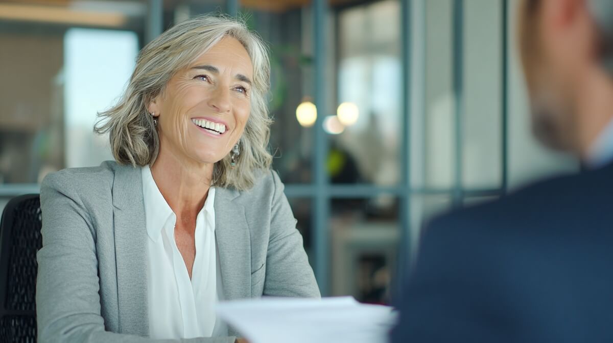Une femme senior en entretien d'embauche avec un recruteur © SeniorActu