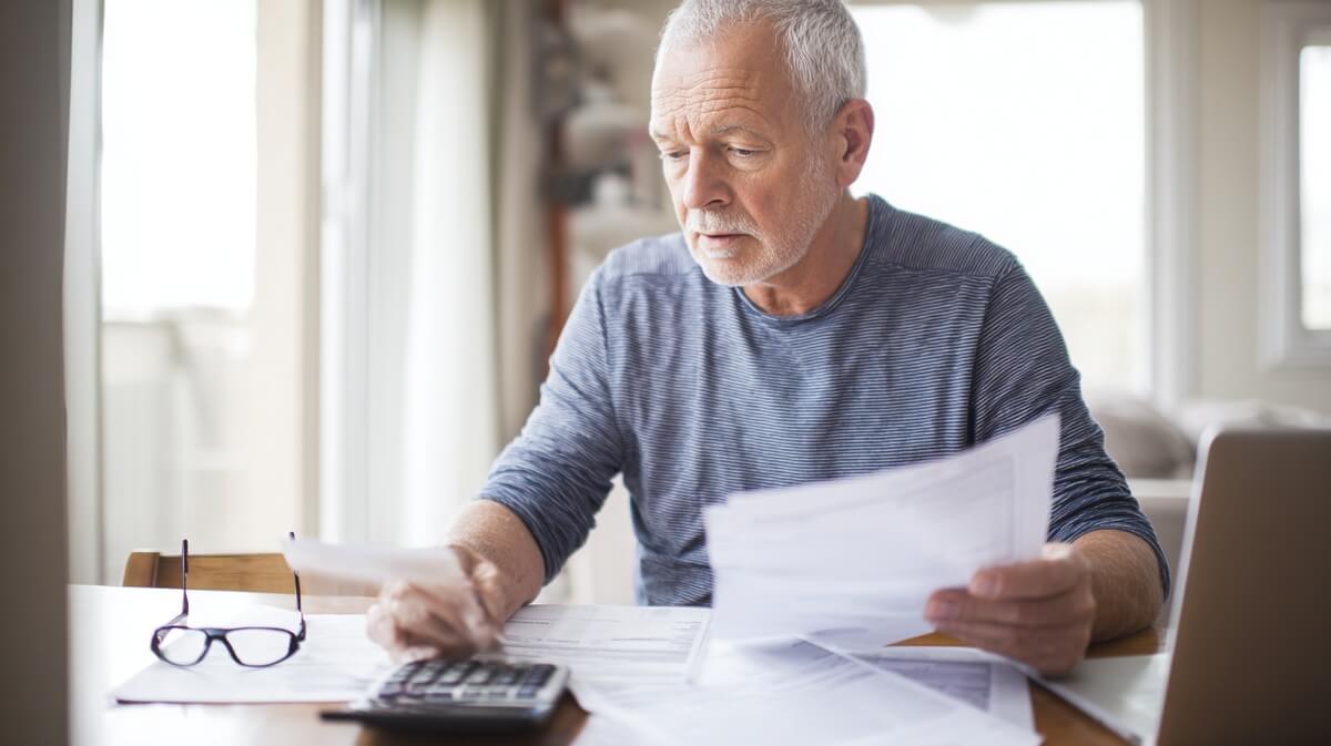 Nouveau retraité comparant les offres de mutuelle entreprise et individuelle © SeniorActu