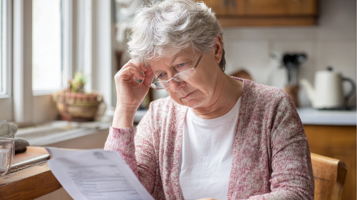 Retraitée fonctionnaire consultant son relevé de pension minimum garanti avec surprise Retraitée fonctionnaire consultant son relevé de pension minimum garanti avec surpriseRetraitée fonctionnaire consultant son relevé de pension minimum garanti © SeniorActu
