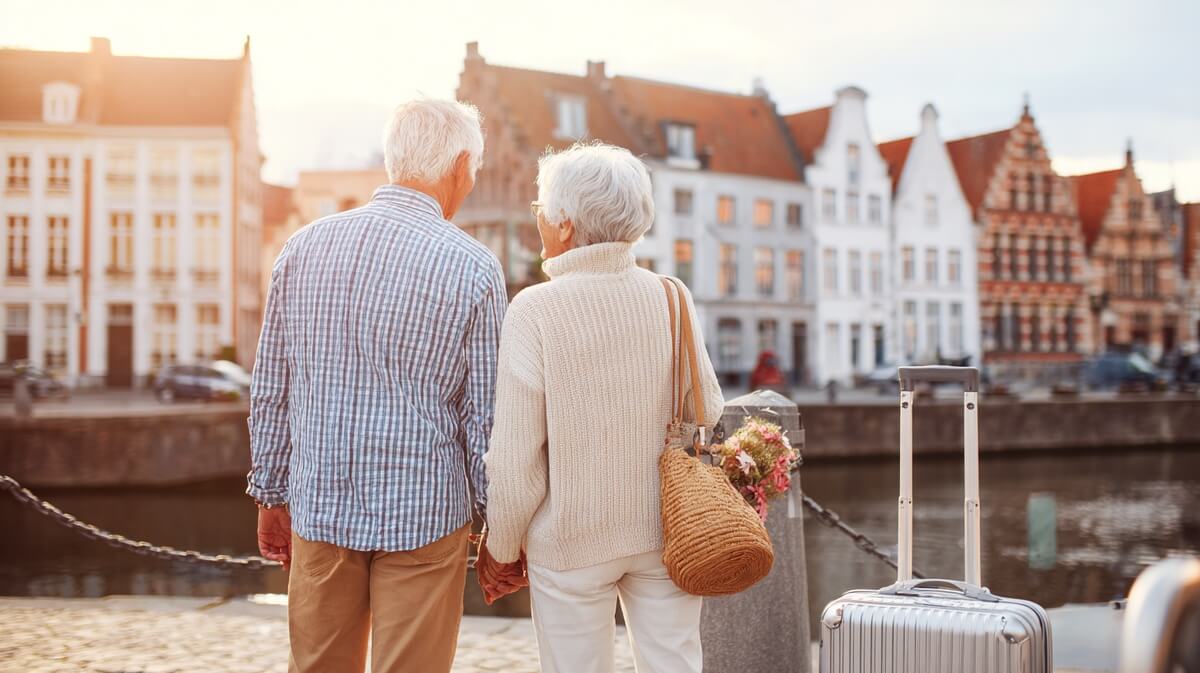 Couple senior en voyage romantique européen © SeniorActu