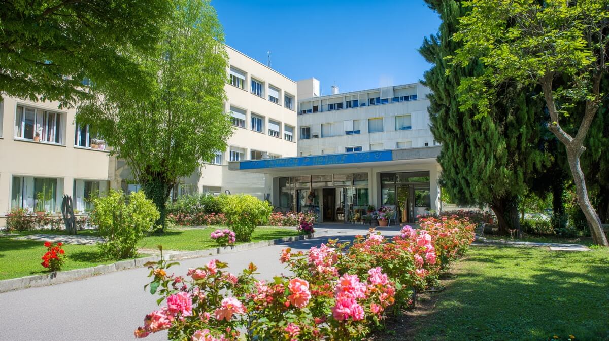 Façade d'un EHPAD moderne en France © SeniorActu