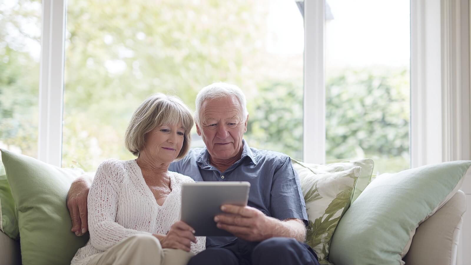 Couple de seniors comparant les tarifs des EHPAD pour leur parente âgée © SeniorActu