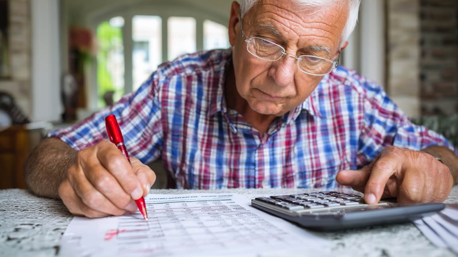 Que Choisir Ensemble révèle que 98,5 % des assurés ont vu leur cotisation augmenter en 2026 malgré le gel inscrit dans la loi