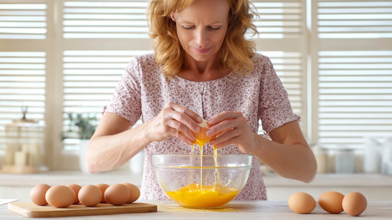 Œufs après 50 ans : ce seuil à partir duquel cardiologues et nutritionnistes ne tombent pas d'accord © SeniorActu.com